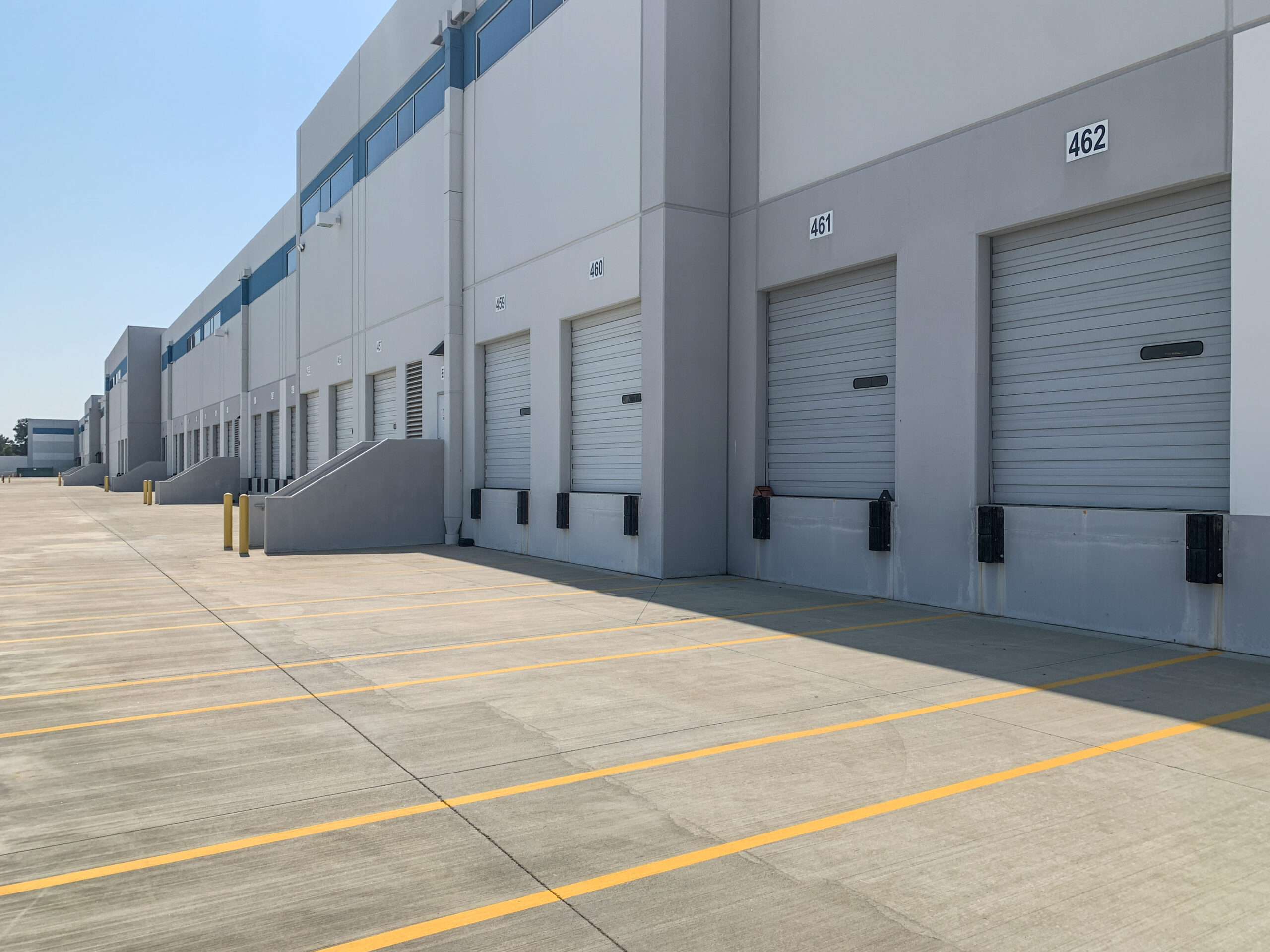 Industrial Building Shipping and Receiving Area with Closed Bay Doors Servicios de pintura y aislamiento